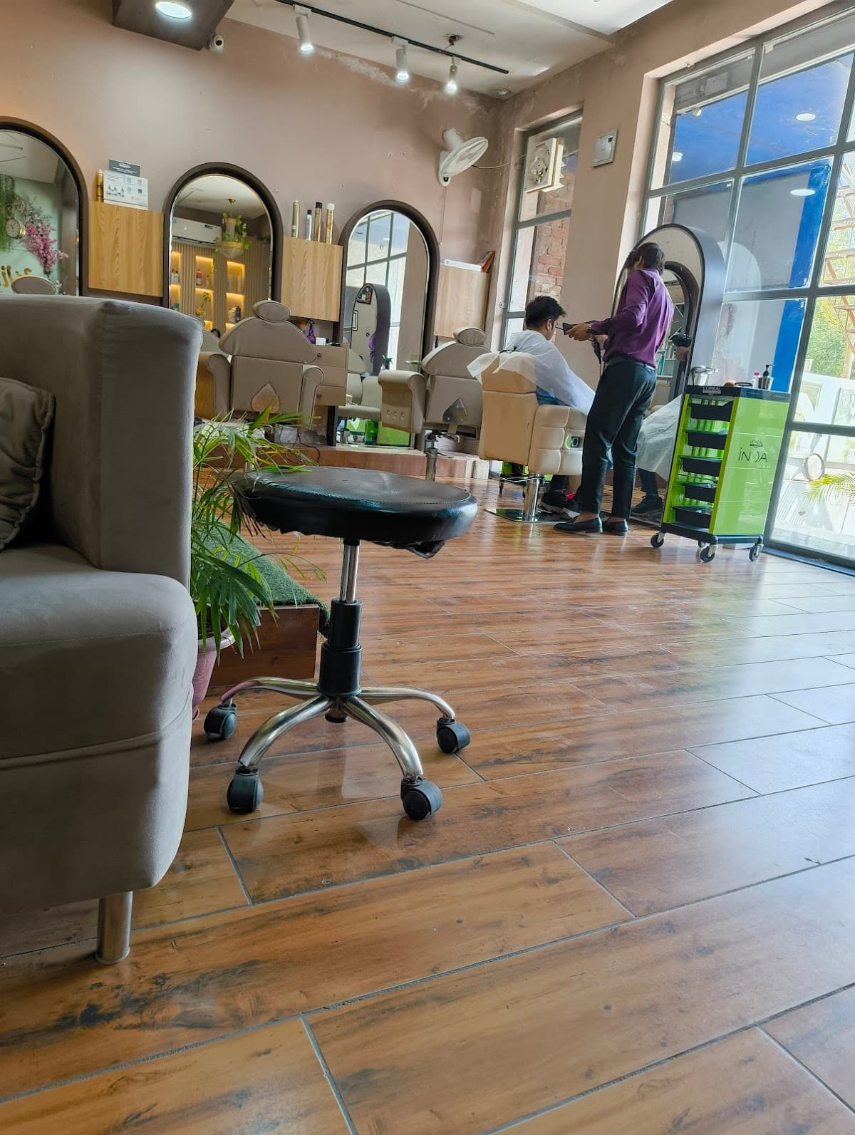 WINSOME BEAUTY STUDIO UNISEX SALON