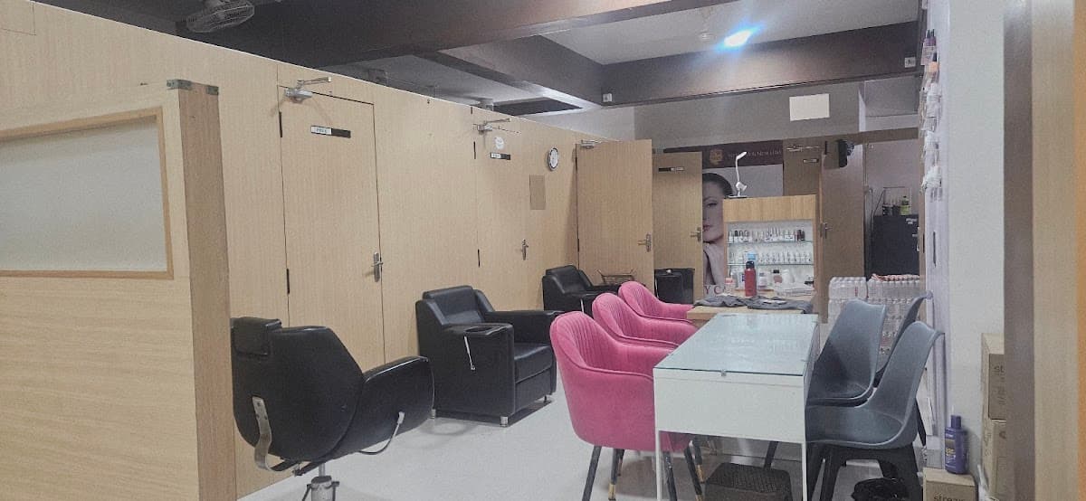 NH Square Unisex Salon