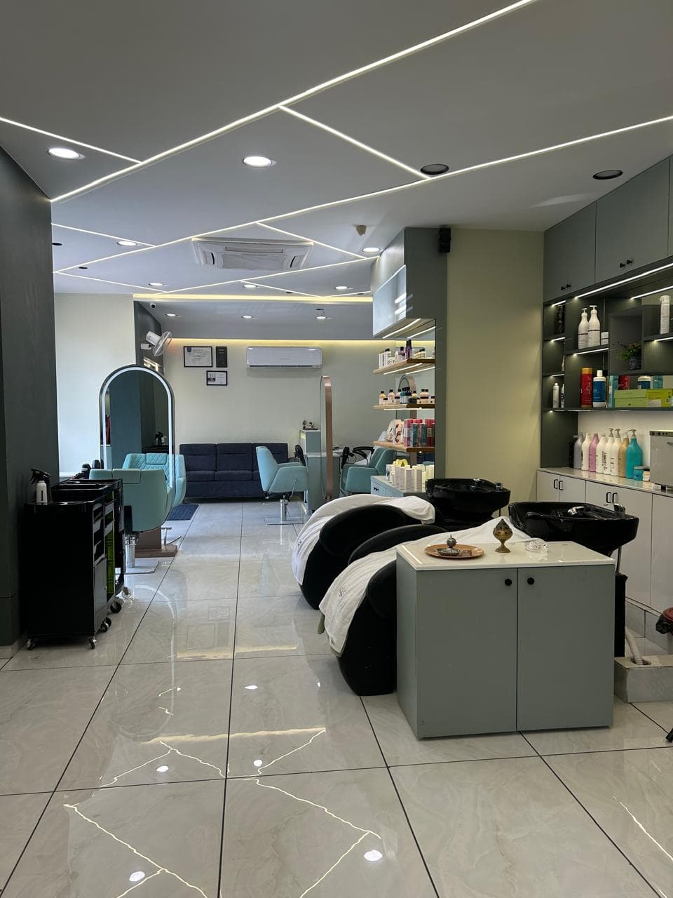 F Unisex Salon & academy