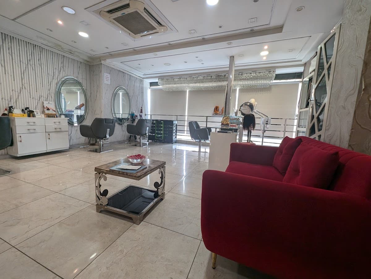 Addly's De Unisex Hair Salon - Best Salon in Noida