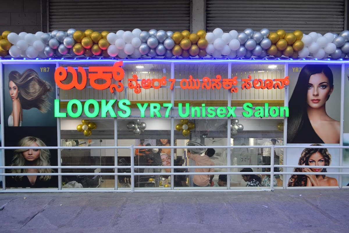 Looks YR7 Unisex Salon