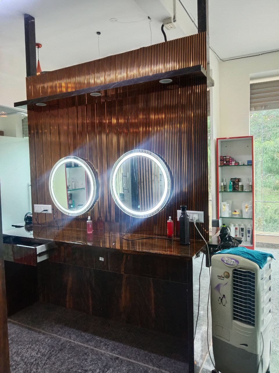 STUNNING SALON
