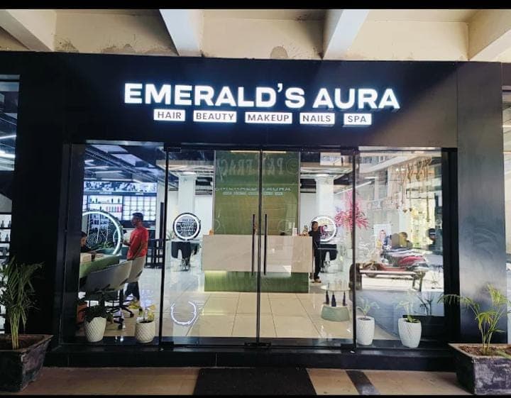 Emerald's Aura - Best Salon In Surat, Bridal Makeup Salon, Best Salon in Vesu