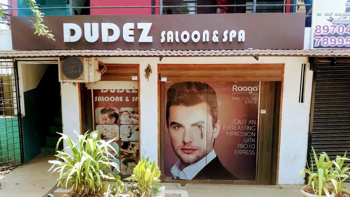 Ravishing Dudez unisex Saloon