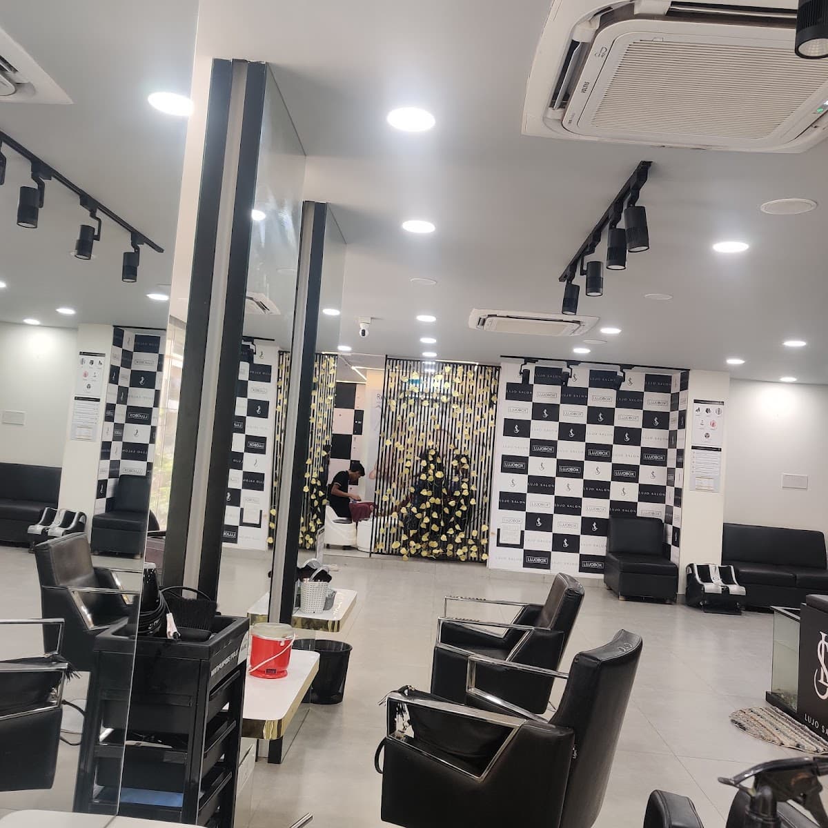 LUJO FAMILY SALON