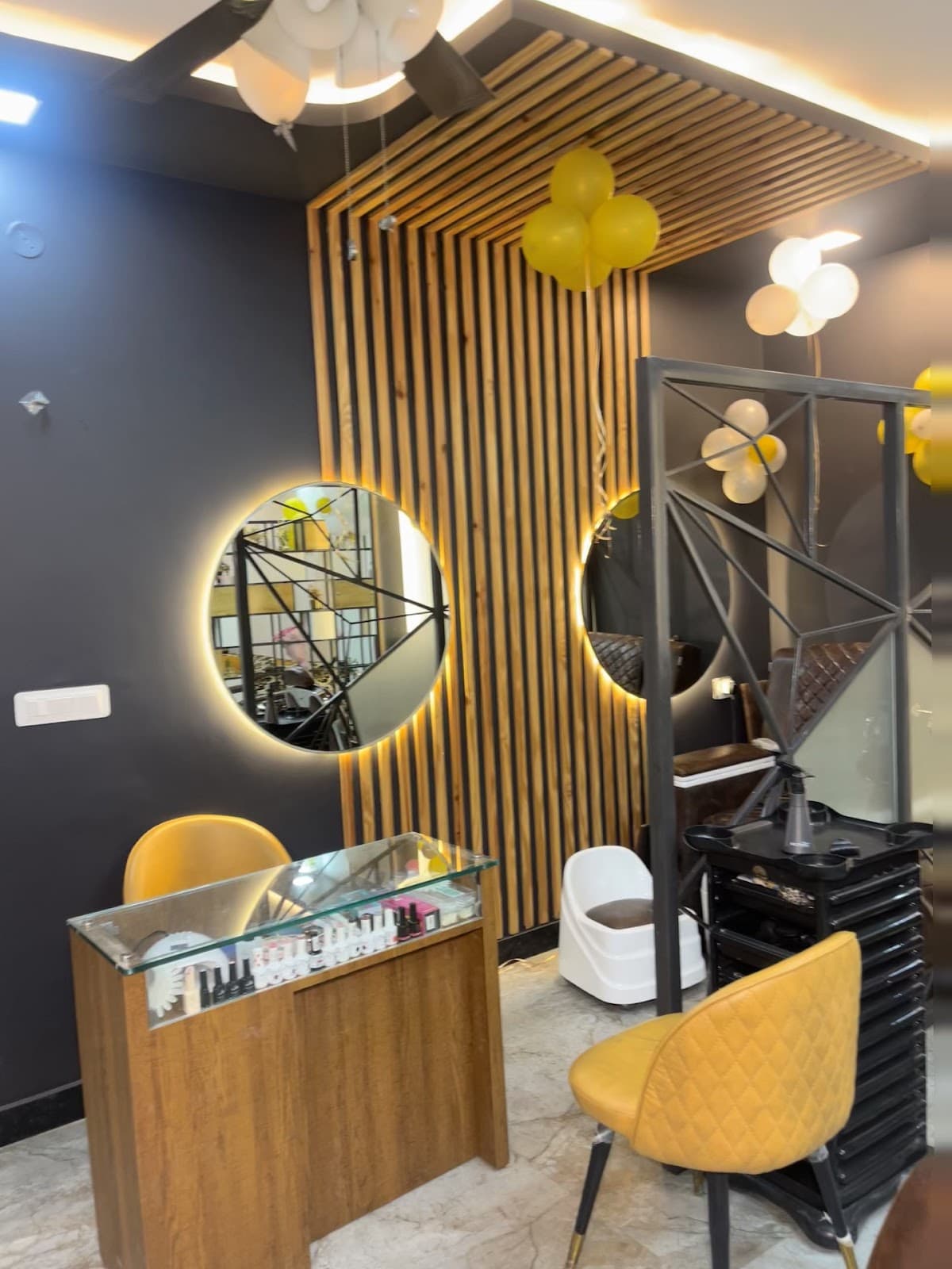 D DIVINE Exclusive Unisex Salon | Makeup Artist & Beauty Parlour