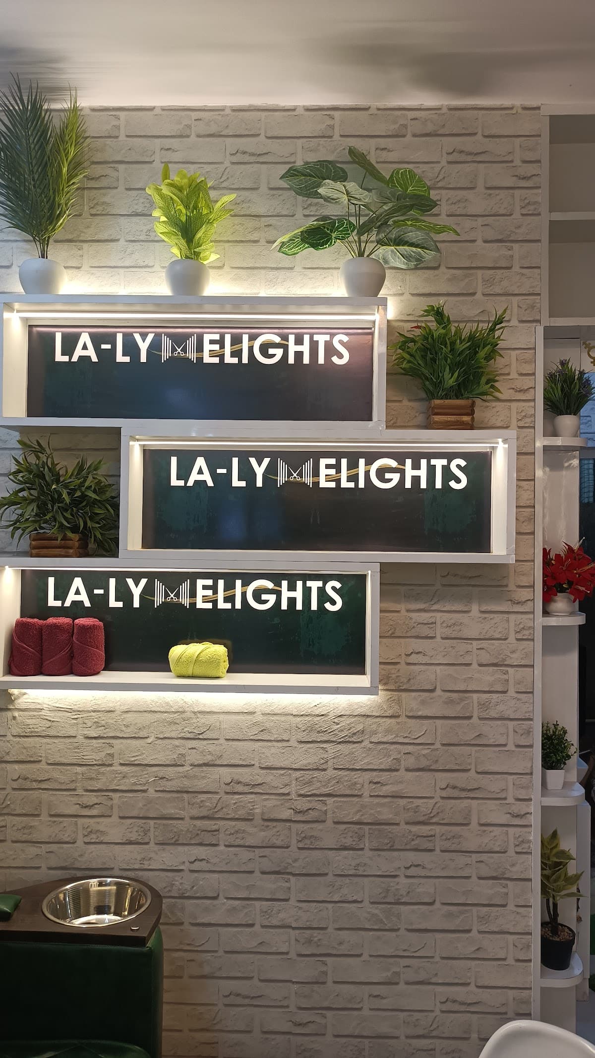 La Lymelights Unisex Salon & Make Up