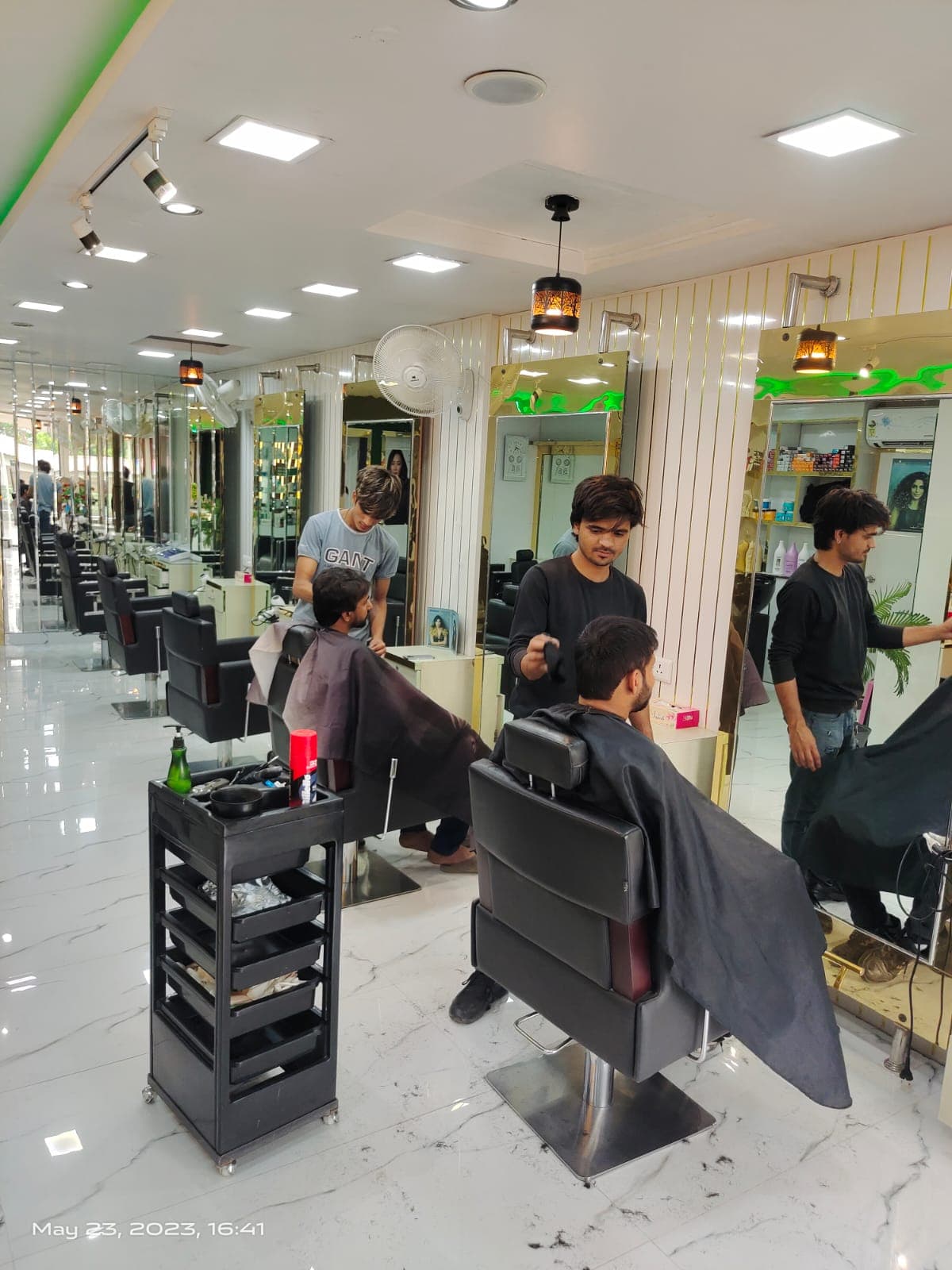 Colour Hair Launge Unisex Salon