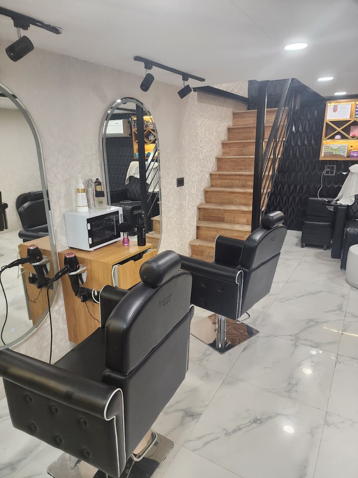 Alee & Barbers unisex salon