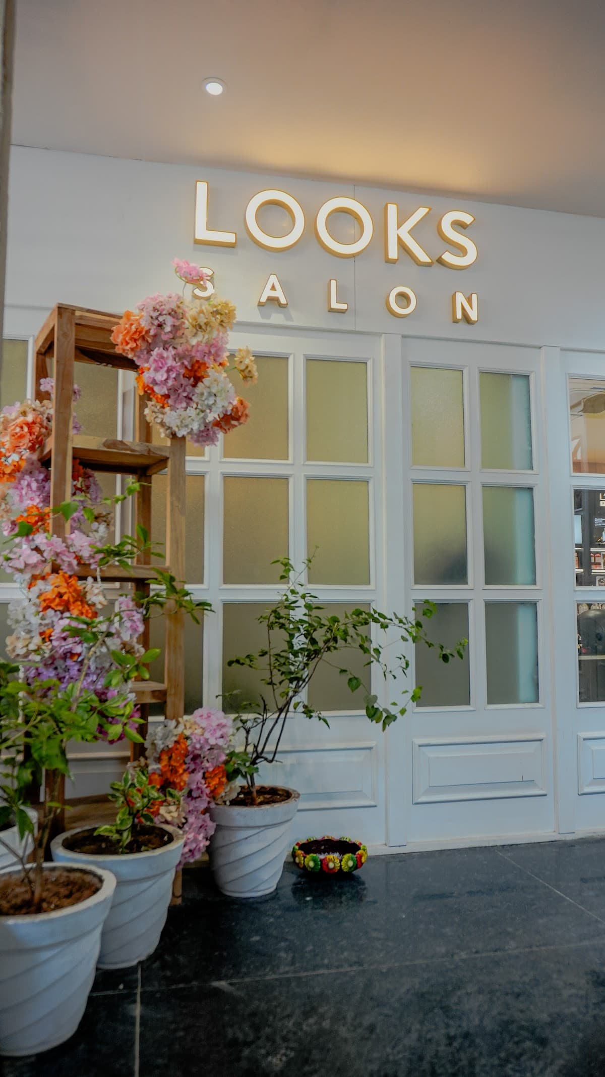 Looks salon