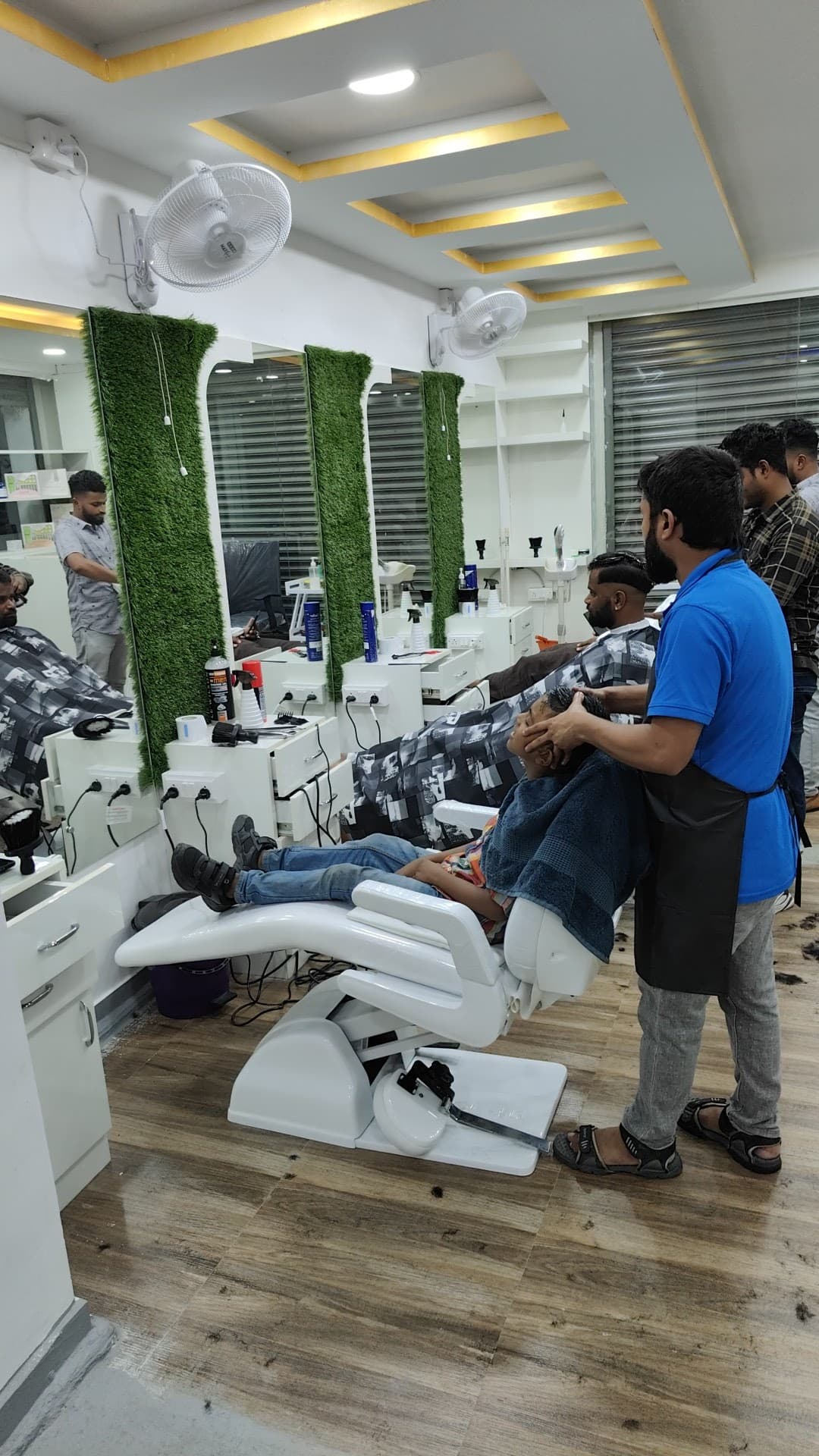 Zoom men's salon