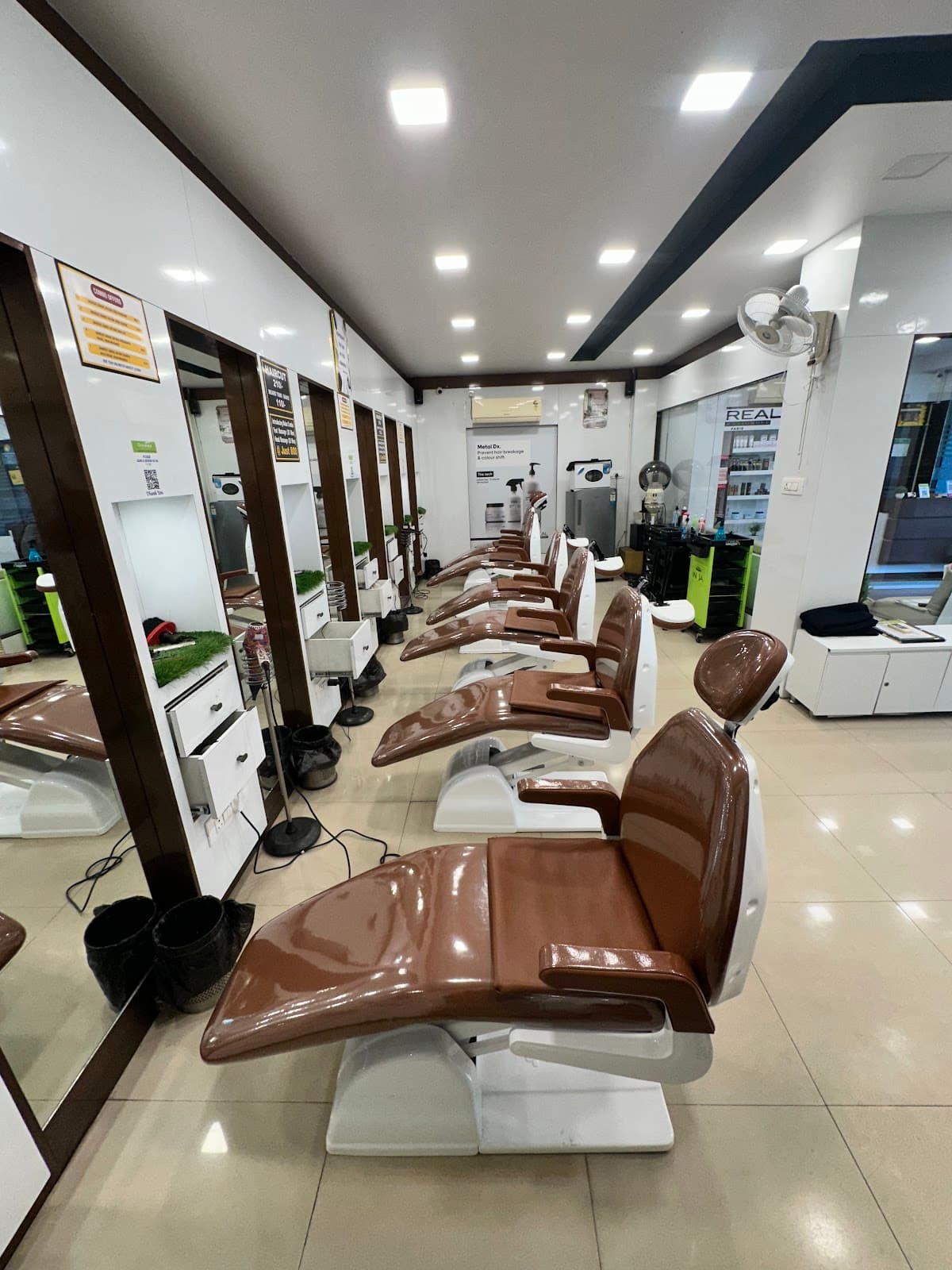 Dreams Men's Salon - Best Salon in Vijayanagar | Hair Spa | Keratin | Luxury Facials & Pedicure.
