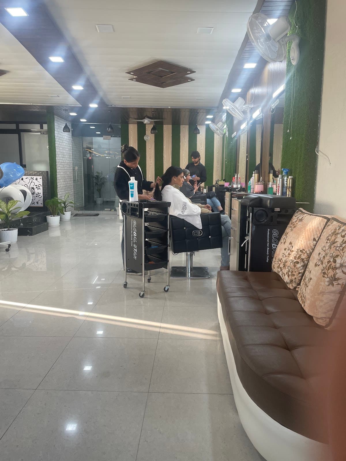 Midas Touch unisex salon and makeup Studio