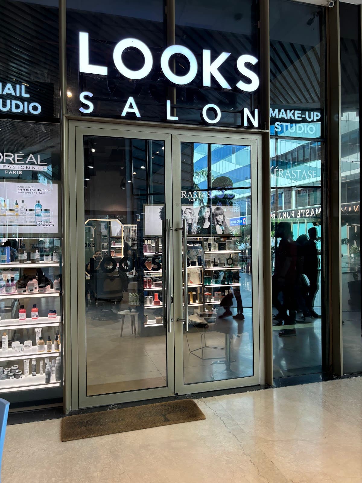 Looks Salon Advant Uptown