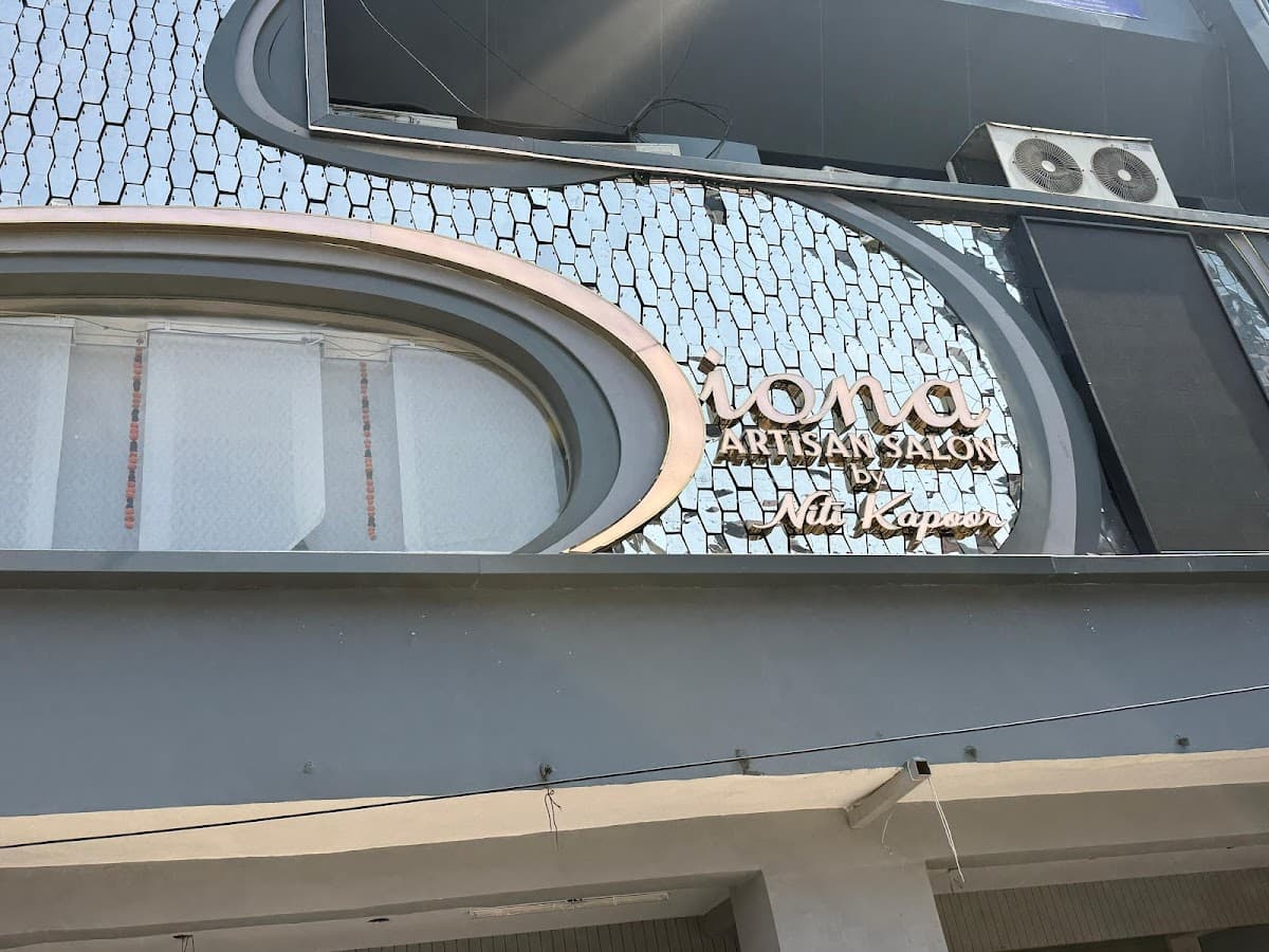 Diona Artisan Salon in sec18,Noida