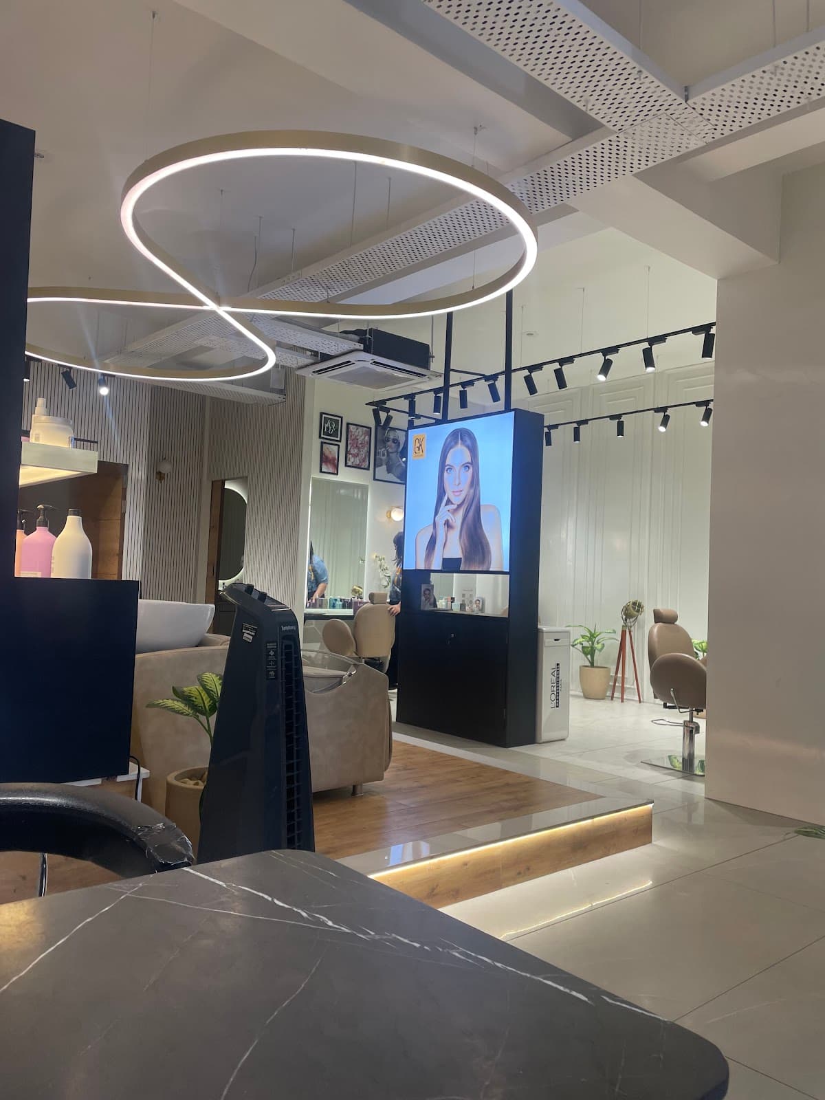 Dieu Salon