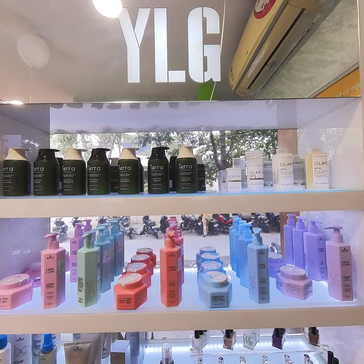 YLG Salon / Old Airport Road (leela)