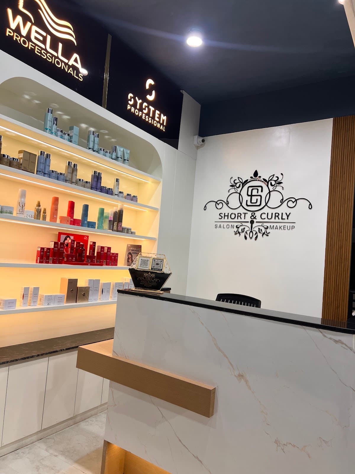 Short & Curly salon
