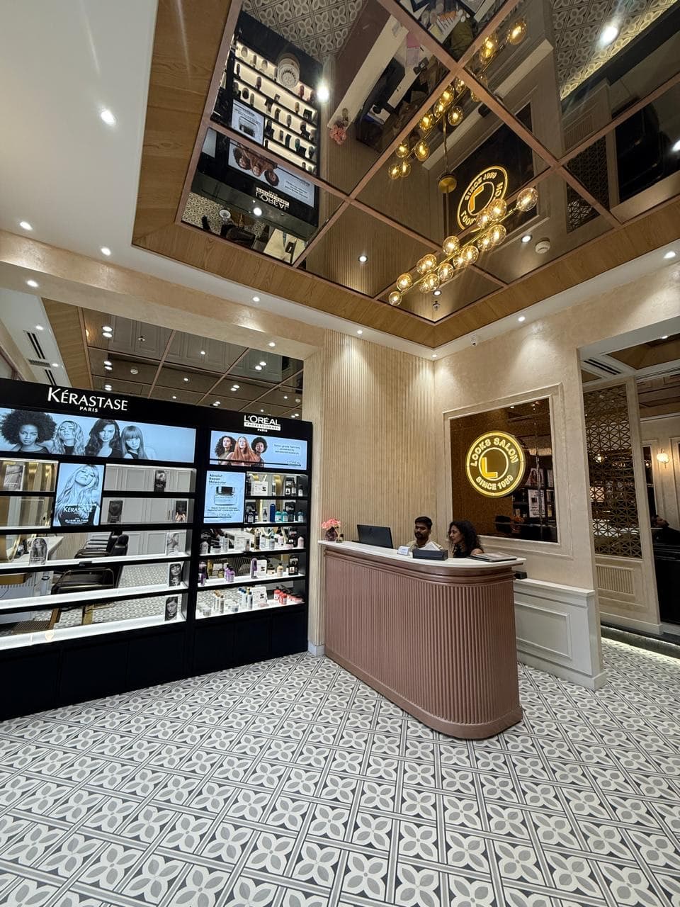 Looks Salon, Gulshan One29, Noida