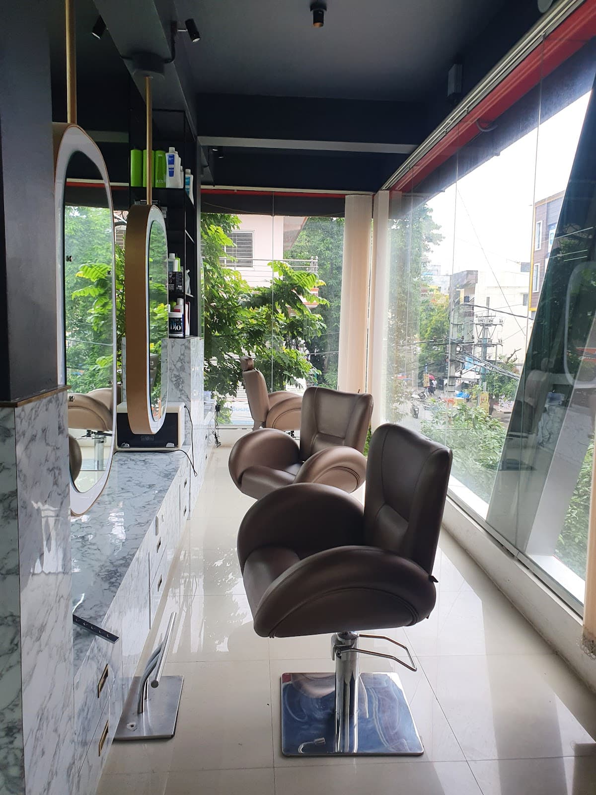 Blushington UniSex Salon & Spa