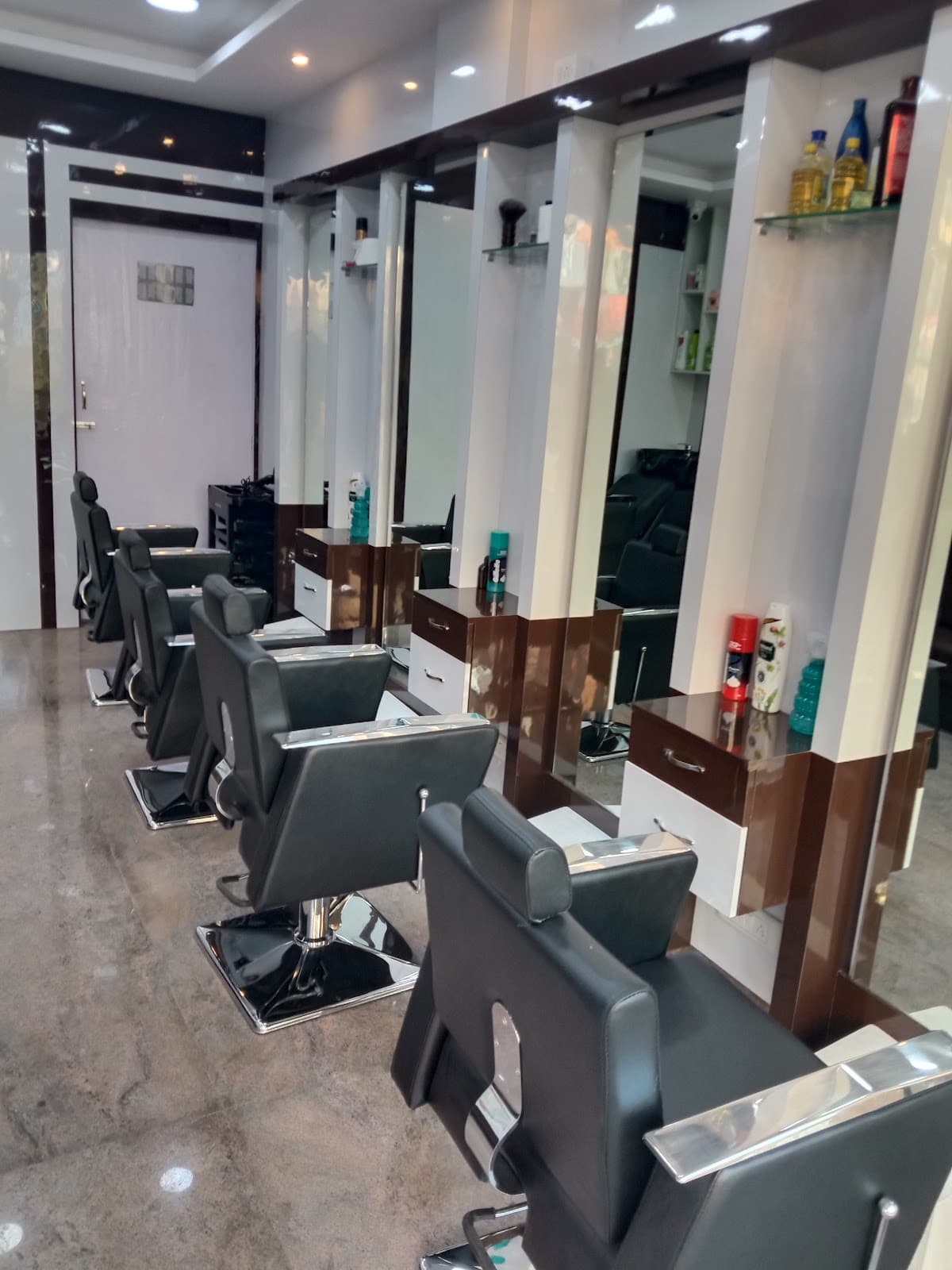 Renzo 1 Hair Studio Family saloon