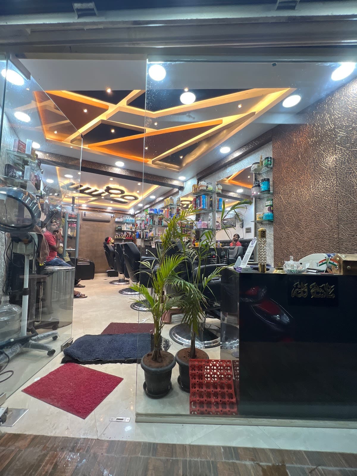 RAZOR KING SALOON