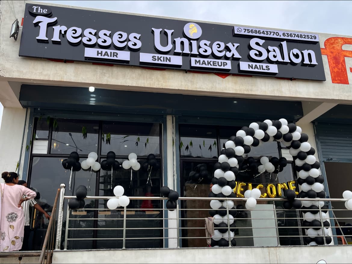 The TRESSES Unisex Salon