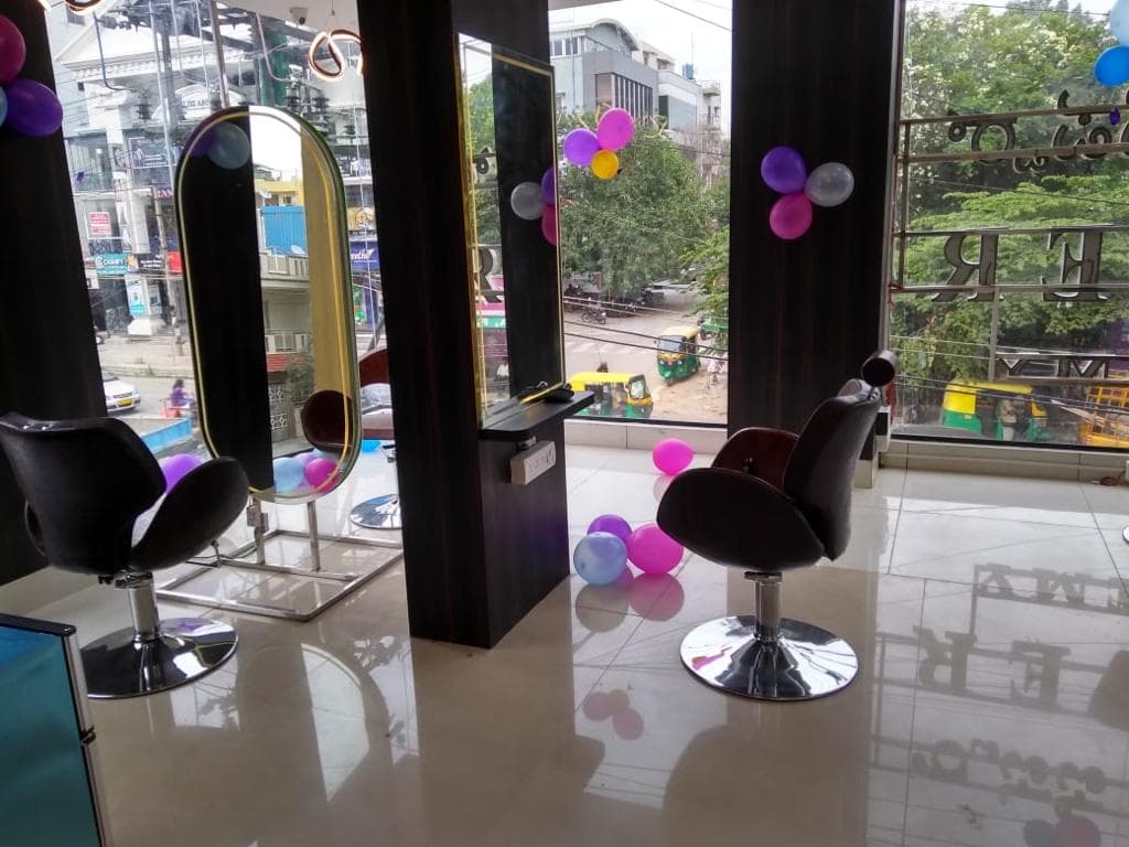 Salt and Pepper Unisex Salon