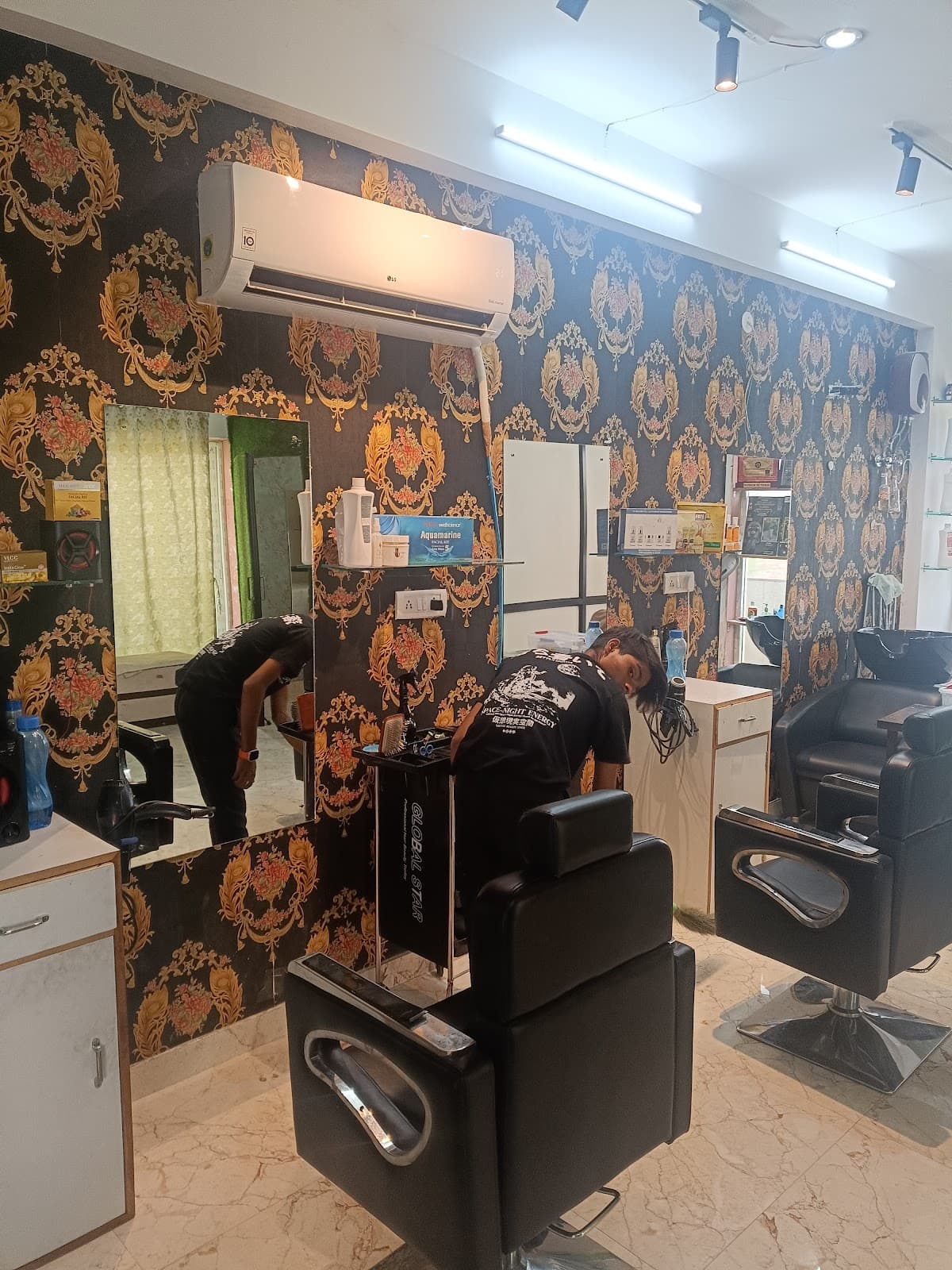 VLCC Wellscience Unisex Salon