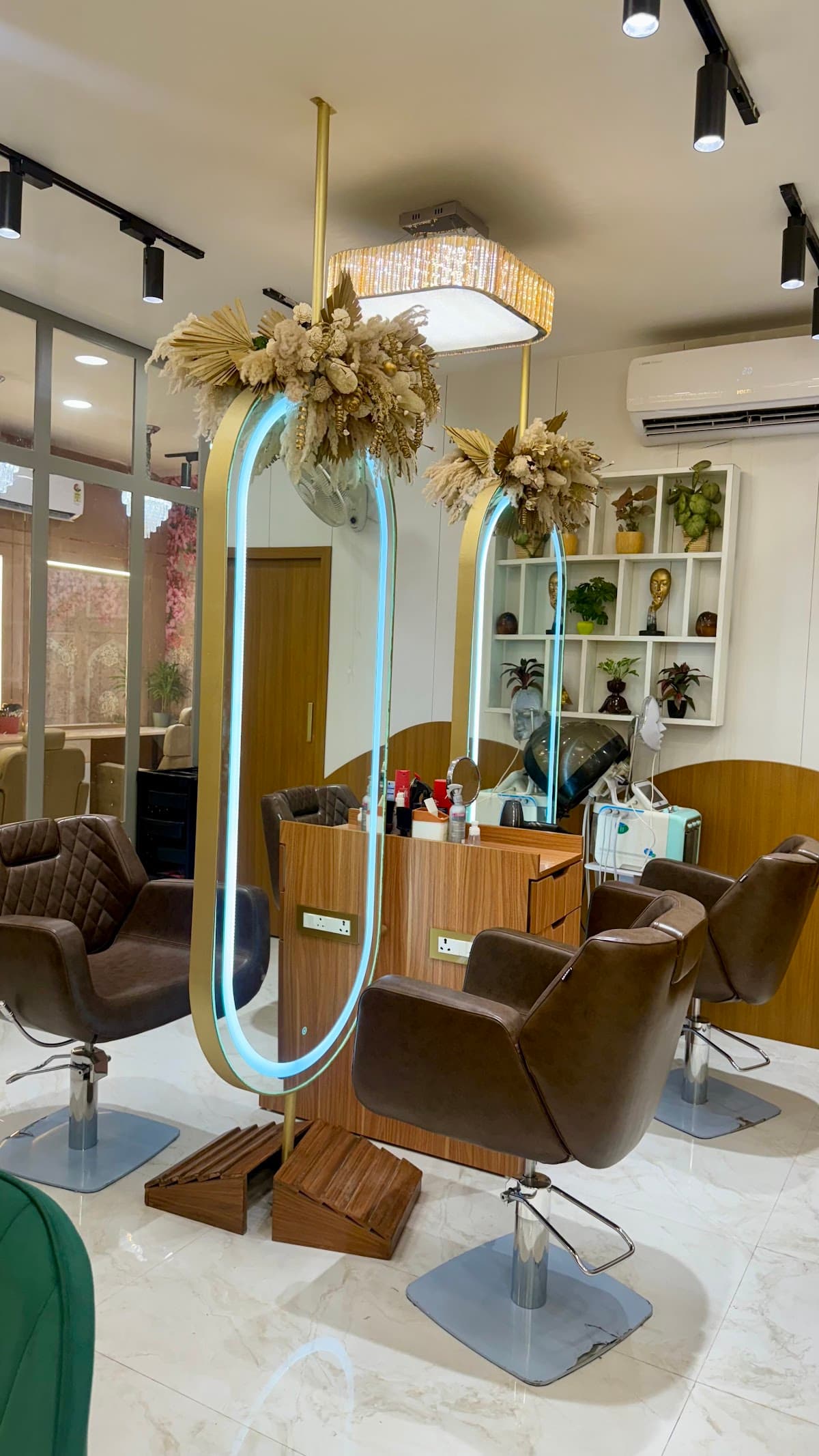 WOW MAKEOVERS UNISEX SALON | LUXURY SALON | SECTOR 26